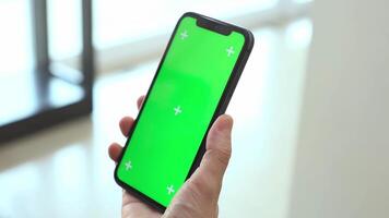 mobile Telefono verde schermo nel mano, utilizzando mobile Telefono nel ufficio video