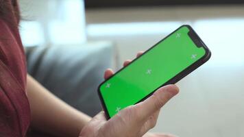 mobiel telefoon groen scherm in hand, gebruik makend van mobiel telefoon in kantoor video