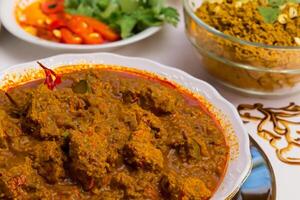 saborear el Exquisito Cordero o carne de vaca curry rendang, Listo a ser disfruté en eid al adha, capturar el esencia de celebracion en un Perfecto foto, exhibiendo culinario maestría y festivo indulgencia foto