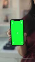 verde schermo verticale, mano Tenere smartphone verde schermo verticale video