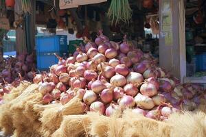 ai generado chalotes en monitor tradicional mercado escena con pila de algo para rebaja foto