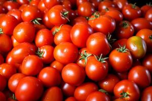 ai generado mercado escena pila de Fresco rojo Tomates, cerca arriba antecedentes foto