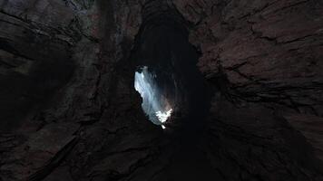 une fascinant souterrain la grotte rempli avec brillant rochers video