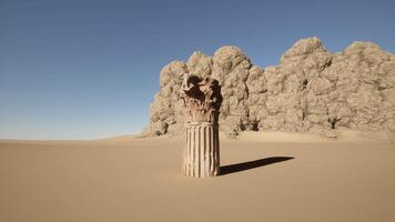 een groot pijler in de midden- van een woestijn video