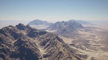 une groupe de montagnes dans le milieu de une désert video