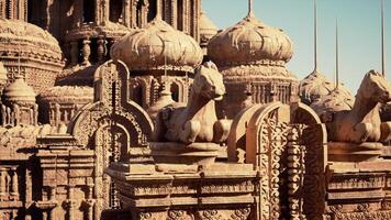 en stor tempel Utsmyckad med invecklad statyer på dess väggar video