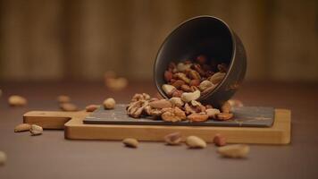 mezclado nueces de Almendras pacana nueces anacardos avellanas en de madera mesa video