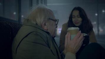 elegant Dame Treffen obdachlos Mann betteln beim Zug Bahnhof Gefühl mitfühlend video