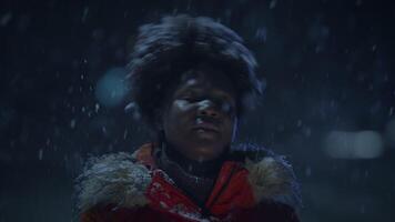svart kvinna person med lockigt hår innehav levande ljus i snöig vinter- väder video