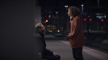 diverse Jeune couple argumenter ensemble parlant à propos conflit désaccord video