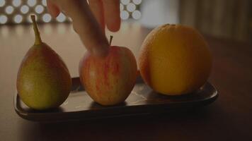 vistoso Fresco sano frutas mezcla bocadillo en pie en de madera mesa en vivo habitación video