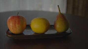 bunt frisch gesund Früchte mischen Snack Stehen auf hölzern Tabelle im Leben Zimmer video