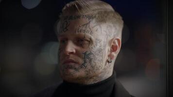 quête d'attention tatoué Masculin la personne permanent sur Urbain ville rue video