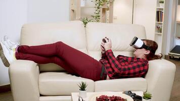 jung Frau mit modern Technologie zum spielen Video Spiele. weiblich mit kabellos Regler.