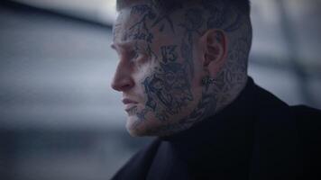 intimidant Maverick rebelle homme avec tête et visage tatouages dans provoquant style video