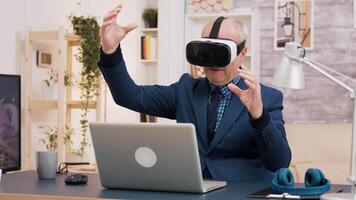 aposentado homem experimentando virtual realidade usando vr fone de ouvido dentro vivo sala. copo do café em a mesa. video