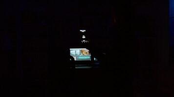 girando em a luz lâmpadas dentro a casa usando uma voz ativado aplicativo. inteligente casa video