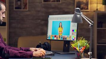 digital innehåll skapare retuschering foton för en klient. fotograf arbetssätt sent på natt. video