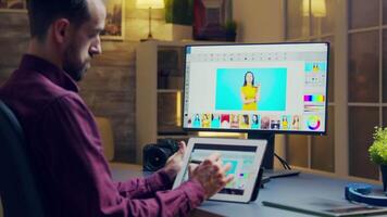profesional retocar trabajando tarde a noche en fotos utilizando moderno software. video