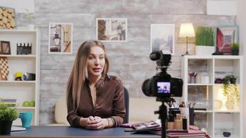 famoso bellezza vlogger registrazione un' video di pelle cura prodotti. trucco artista le riprese un' tutorial.
