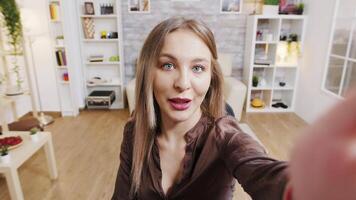 pov tiro di moda influencer registrazione video blog per sua iscritti. bellissimo trucco artista.