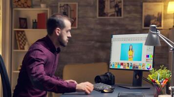 jong creatief fotograaf werken Aan een foto Aan computer in huis kantoor. fotograaf werken laat. video