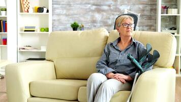 Male nurse talking with old woman suffering of parkinson in nursing home video