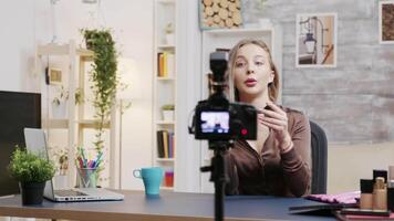 dolly schot van beroemd influencer pratend over schoonheidsmiddelen in voorkant van de camera. creatief inhoud Schepper. video