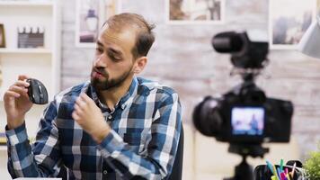 famoso vlogger le riprese topo revisione per seguaci. creativo soddisfare Creatore. video