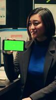 vertical vídeo lei agente mostrando tela verde exibição em Smartphone disposição, trabalhando às uma privado companhia para pegar criminosos. detetive resolução legal casos enquanto usando telefone com copyspace brincar modelo. Câmera uma. video