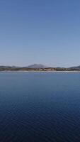 Vertikale Video von Blau See Antenne Aussicht