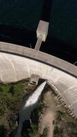 Vertikale Video von vilarinho das furnas Damm. Geres, Portugal Antenne Aussicht