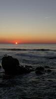 Vertikale Video von Strand beim golden Stunde Antenne Aussicht