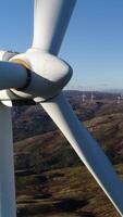 verticaal video van windmolens roterend antenne visie