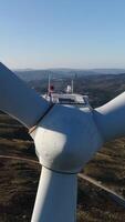 Vertikale Video von Windmühlen rotierend Antenne Aussicht