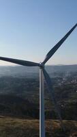 vertical vídeo de molinos de viento giratorio aéreo ver video