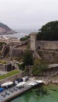 vertical vídeo cidade do baioneta. galiza, Espanha aéreo Visão video