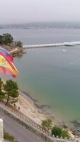 vertical vídeo cidade do baioneta. galiza, Espanha aéreo Visão video