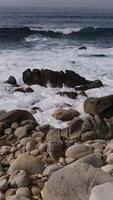 verticaal video van zee rotsen