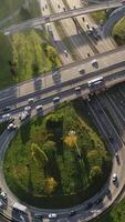 verticaal video van stad verkeer antenne visie