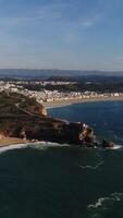 verticaal video Ravijn van nazaré in Portugal antenne visie
