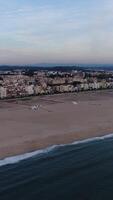 vertical vídeo cidade e de praia do figueira da Foz aéreo Visão video