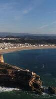 verticaal video Ravijn van nazaré in Portugal antenne visie