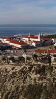 vertical vídeo ciudad de nazaré en Portugal aéreo ver video