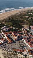 vertical vídeo ciudad de nazaré en Portugal aéreo ver video
