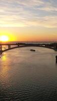 verticaal video van arabida brug Bij zonsondergang. porto, Portugal antenne visie