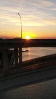 vertical vídeo do arrabida ponte às pôr do sol. porto, Portugal aéreo Visão video