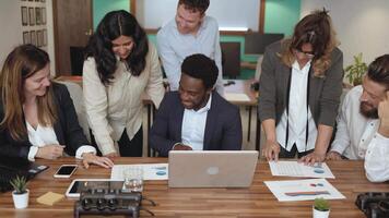 företag team av olika människor arbetssätt tillsammans inuti modern kontor video