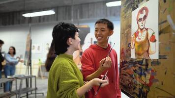 zwei Menschen sind Gemälde im ein Kunst Studio video