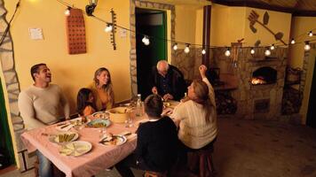 un latín familia es sentado a un mesa en un restaurante video